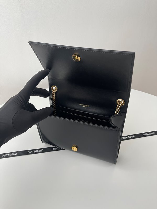 생로랑 나파 가죽 소재의 KATE 스몰 [매장가 386만원대]