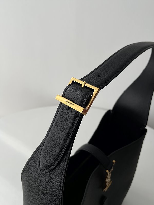 생로랑 그레인 가죽 소재 스몰 5 A 7 [매장가 355만원대]