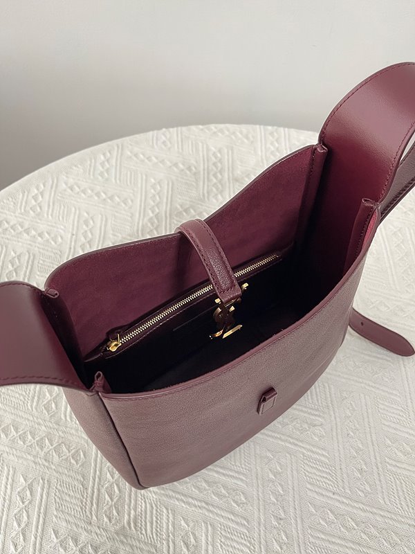 생로랑 그레인 가죽 소재 스몰 5 A 7 [매장가 355만원대]