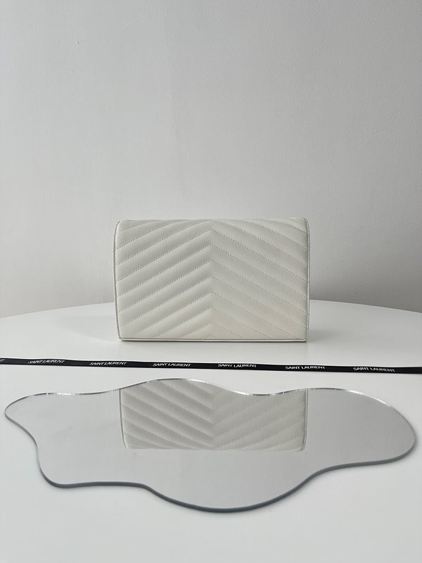 생로랑 그랑 드 뿌드르 가죽 소재 CASSANDRE 클래식 체인 지갑 [매장가 235만원대]