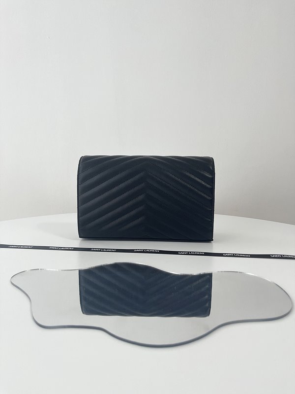 생로랑 그랑 드 뿌드르 가죽 소재 CASSANDRE 클래식 체인 지갑 [매장가 235만원대]