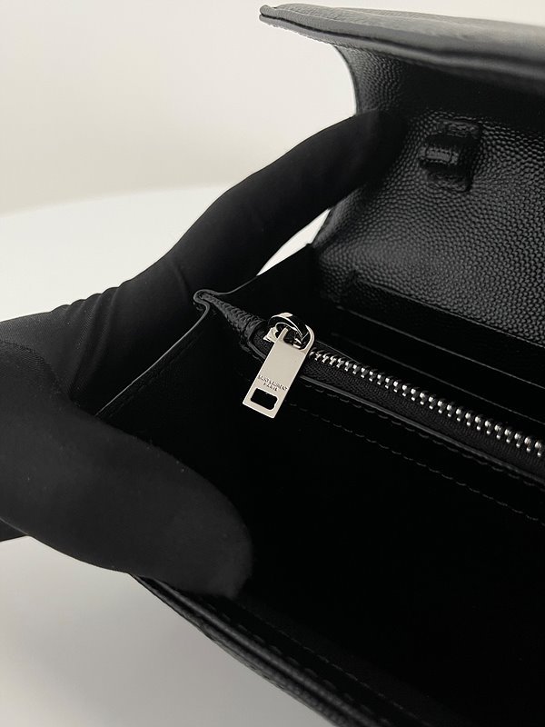 생로랑 그랑 드 뿌드르 가죽 소재 CASSANDRE 클래식 체인 지갑 [매장가 235만원대]