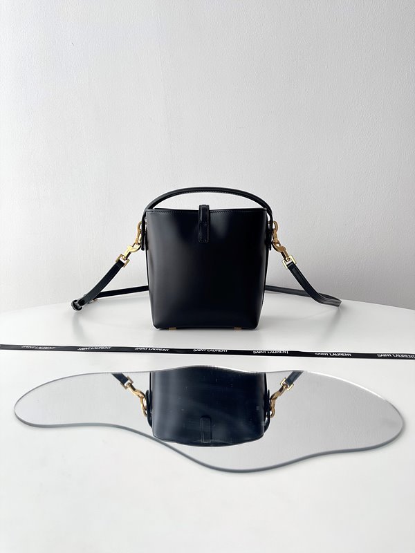 생로랑 유광 가죽 소재의 LE 37 미니백 [매장가 270만원대]