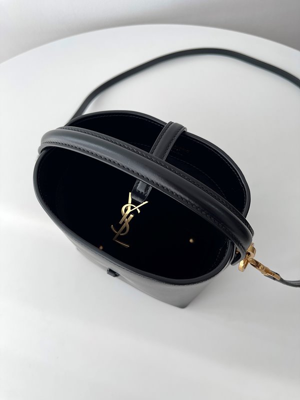 생로랑 유광 가죽 소재의 LE 37 미니백 [매장가 270만원대]