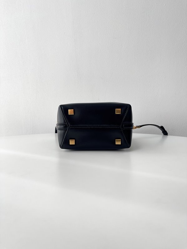 생로랑 유광 가죽 소재의 LE 37 미니백 [매장가 270만원대]