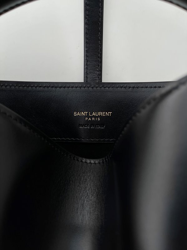 생로랑 유광 가죽 소재의 LE 37 미니백 [매장가 270만원대]