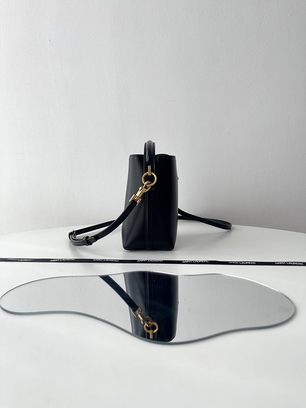 생로랑 유광 가죽 소재의 LE 37 미니백 [매장가 270만원대]