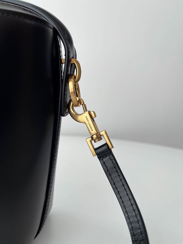 생로랑 유광 가죽 소재의 LE 37 미니백 [매장가 270만원대]