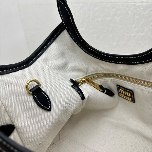 미우미우 아이비 가죽 백 라지 블랙 [매장가 330만원대]