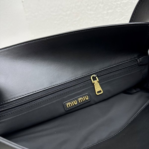 미우미우 가죽 호보 백 [매장가 360만원대]