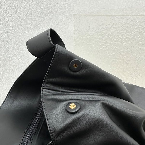 미우미우 가죽 호보 백 [매장가 360만원대]