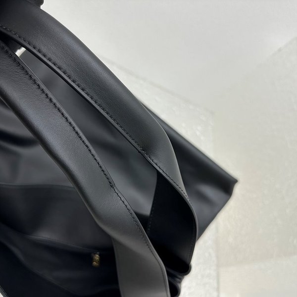 미우미우 가죽 호보 백 [매장가 360만원대]