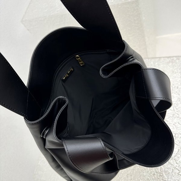 미우미우 가죽 호보 백 [매장가 360만원대]