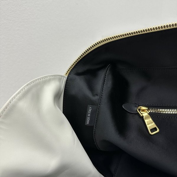 미우미우 가죽 탑 핸들 백 [매장가 410만원대]