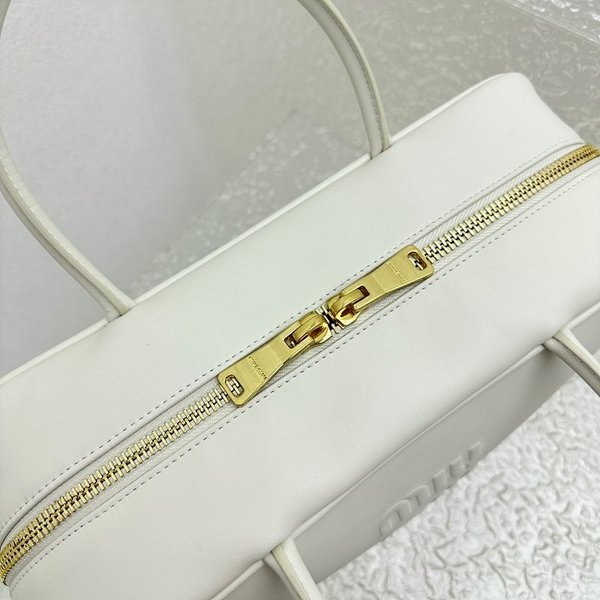 미우미우 가죽 탑 핸들 백 [매장가 410만원대]