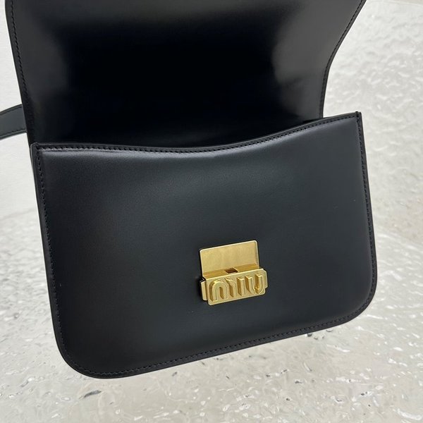 미우미우 가죽 숄더백 [매장가 360만원대]