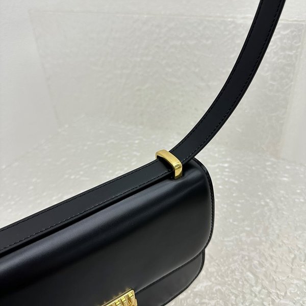 미우미우 가죽 숄더백 [매장가 360만원대]