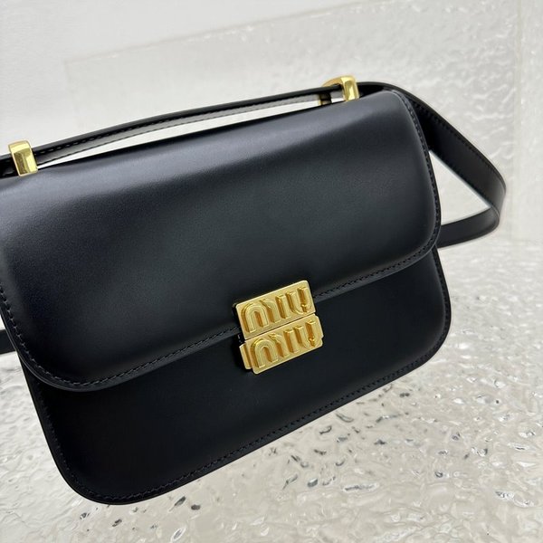 미우미우 가죽 숄더백 [매장가 360만원대]