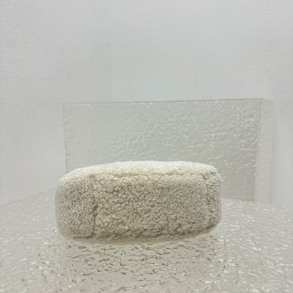 미우미우 가죽 디테일이 특징인 완더 시어링 호보백 [매장가 270만원대]