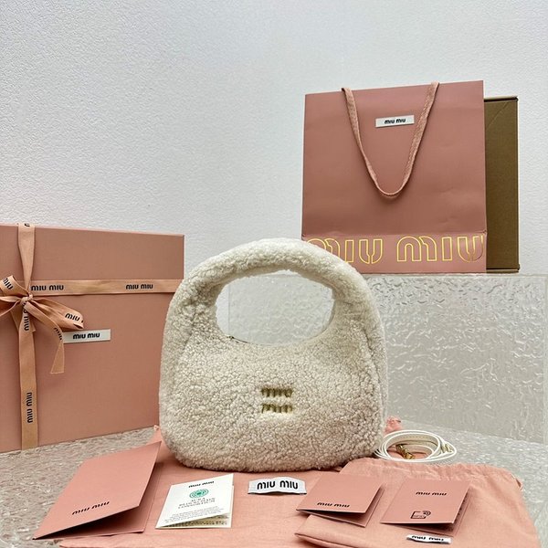 미우미우 가죽 디테일이 특징인 완더 시어링 호보백 [매장가 270만원대]