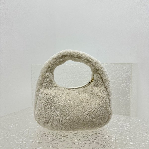 미우미우 가죽 디테일이 특징인 완더 시어링 호보백 [매장가 270만원대]