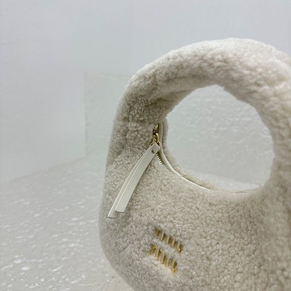 미우미우 가죽 디테일이 특징인 완더 시어링 호보백 [매장가 270만원대]