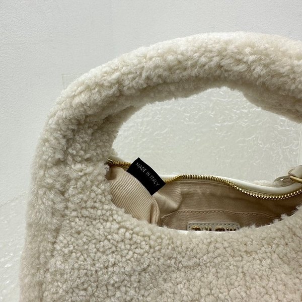 미우미우 가죽 디테일이 특징인 완더 시어링 호보백 [매장가 270만원대]