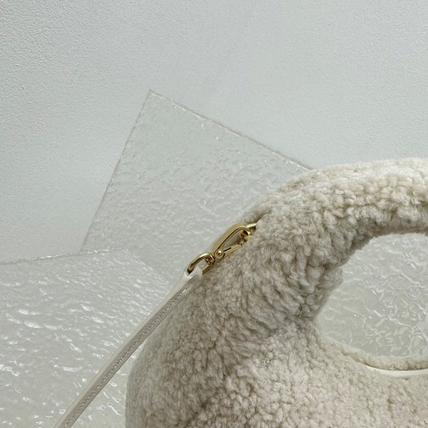 미우미우 가죽 디테일이 특징인 완더 시어링 호보백 [매장가 270만원대]