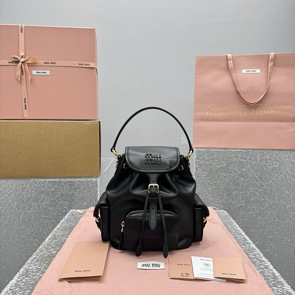 미우미우 가죽 미디엄 백팩 블랙 [매장가 465만원대]