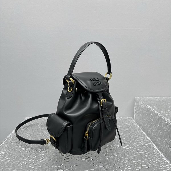 미우미우 가죽 미디엄 백팩 블랙 [매장가 465만원대]