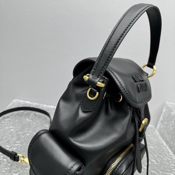 미우미우 가죽 미디엄 백팩 블랙 [매장가 465만원대]