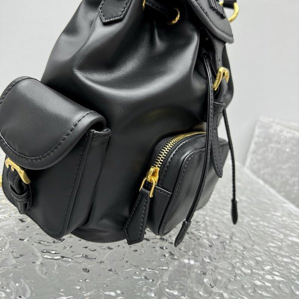 미우미우 가죽 미디엄 백팩 블랙 [매장가 465만원대]