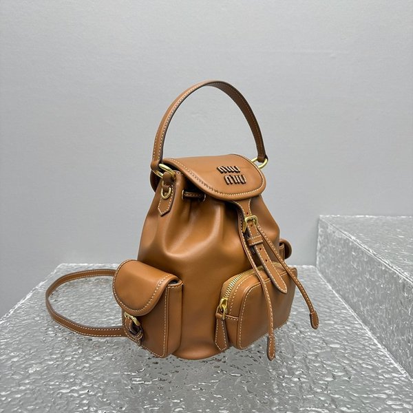 미우미우 가죽 미디엄 백팩 코냑 [매장가 465만원대]