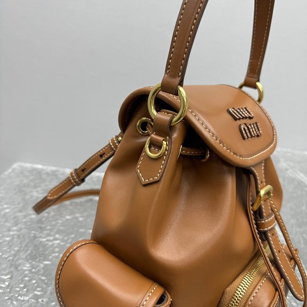 미우미우 가죽 미디엄 백팩 코냑 [매장가 465만원대]