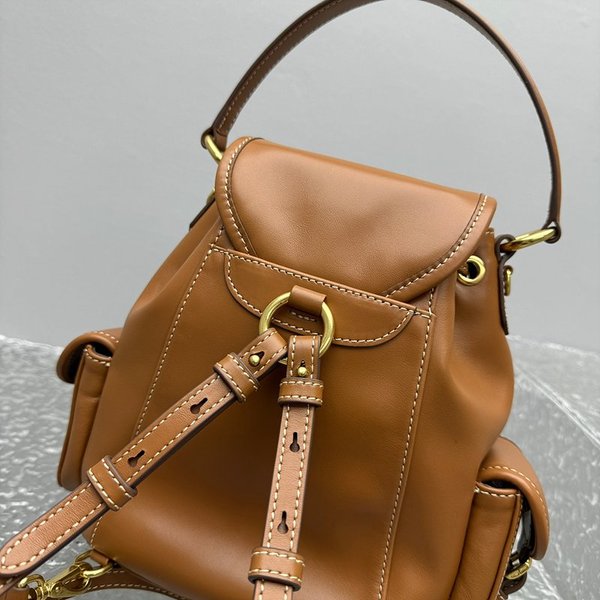 미우미우 가죽 미디엄 백팩 코냑 [매장가 465만원대]