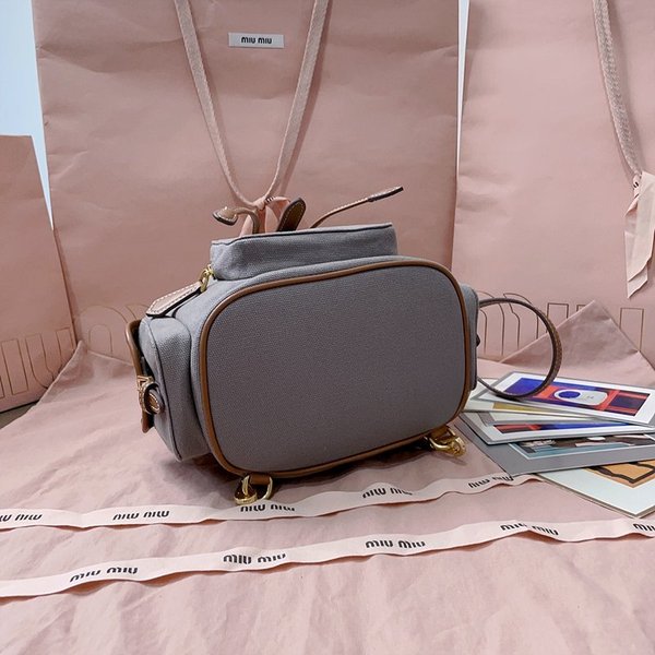 미우미우 캔버스 및 가죽 미디엄 백팩 알루미늄/브랜디 [매장가 290만원대]