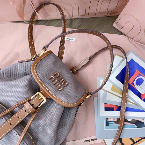 미우미우 캔버스 및 가죽 미디엄 백팩 알루미늄/브랜디 [매장가 290만원대]