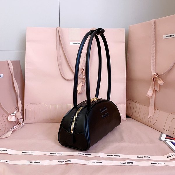 미우미우 가죽 보 스몰백 블랙 [매장가 340만원대]