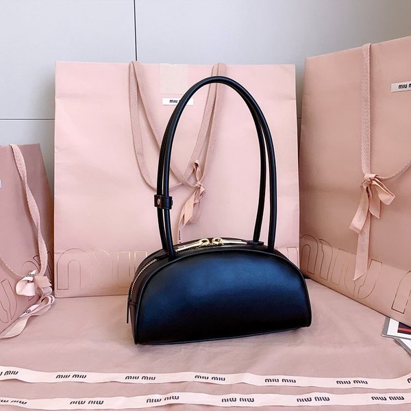 미우미우 가죽 보 스몰백 블랙 [매장가 340만원대]