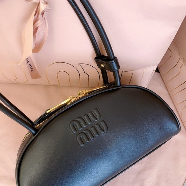 미우미우 가죽 보 스몰백 블랙 [매장가 340만원대]