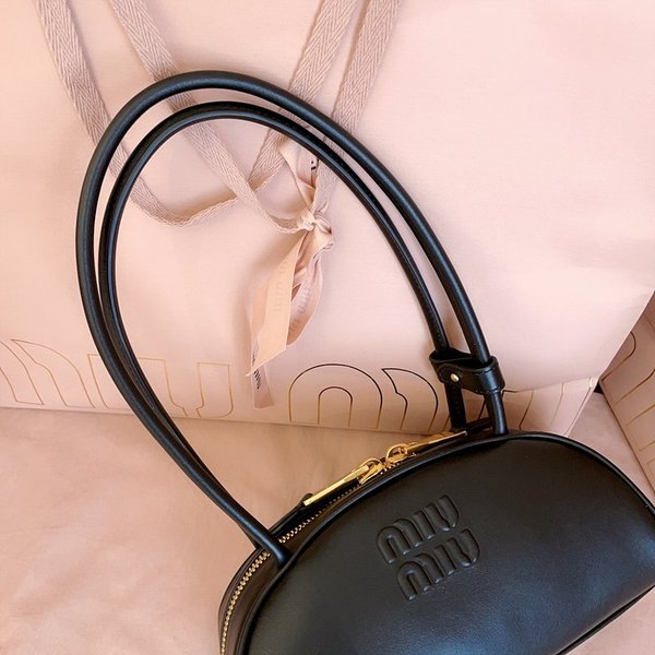 미우미우 가죽 보 스몰백 블랙 [매장가 340만원대]