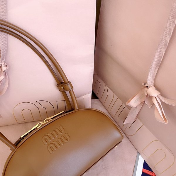 미우미우 가죽 보 스몰백 코냑 [매장가 340만원대]