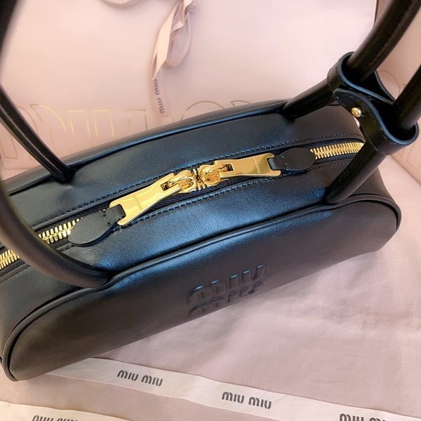 미우미우 가죽 보 미디엄백 [매장가 445만원대]