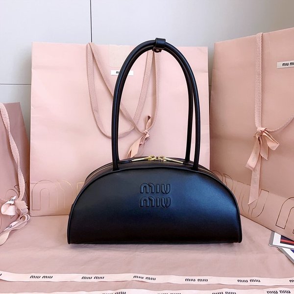 미우미우 가죽 보 미디엄백 [매장가 445만원대]