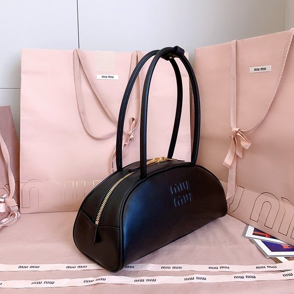 미우미우 가죽 보 미디엄백 [매장가 445만원대]