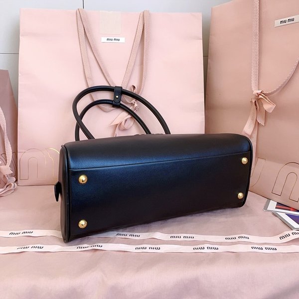 미우미우 가죽 보 미디엄백 [매장가 445만원대]