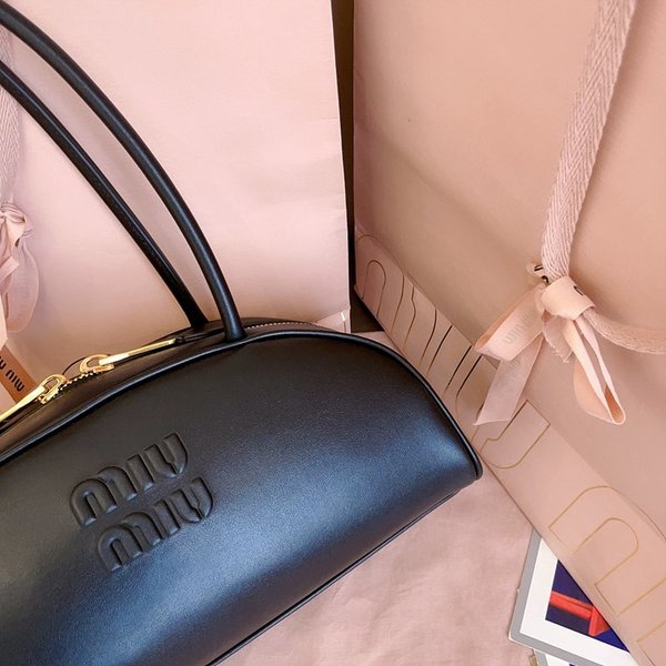 미우미우 가죽 보 미디엄백 [매장가 445만원대]