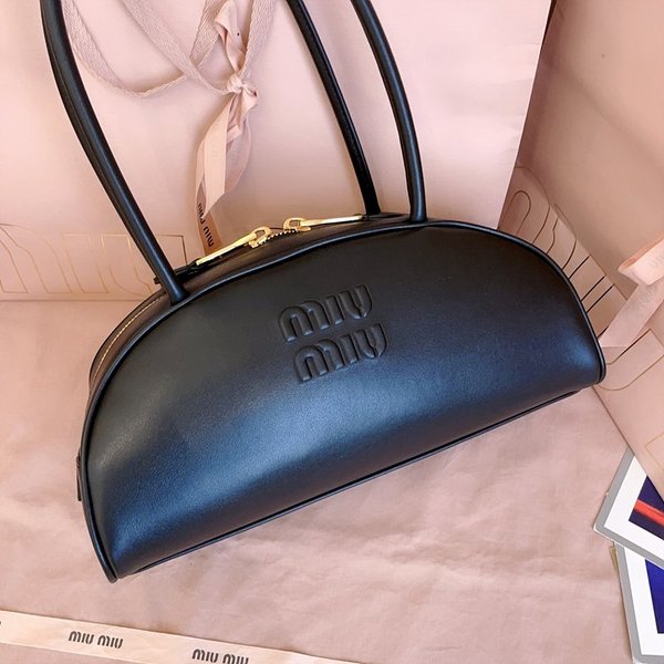 미우미우 가죽 보 미디엄백 [매장가 445만원대]