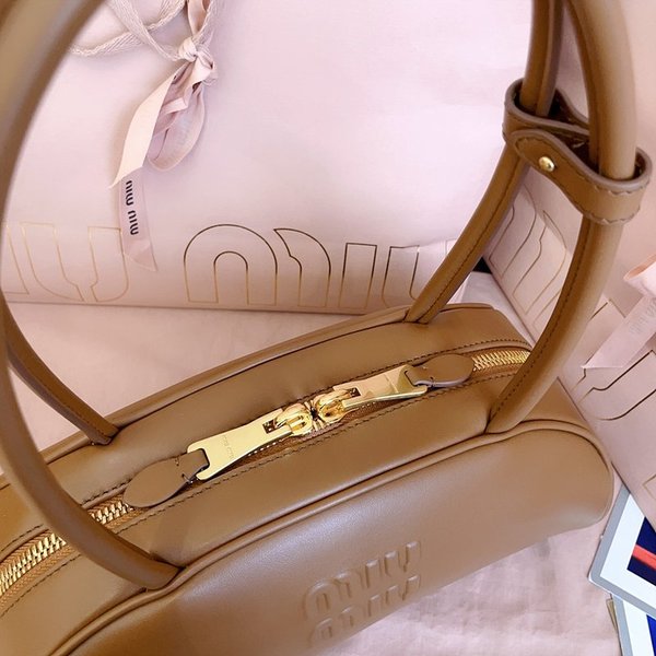 미우미우 가죽 보 미디엄백 [매장가 445만원대]