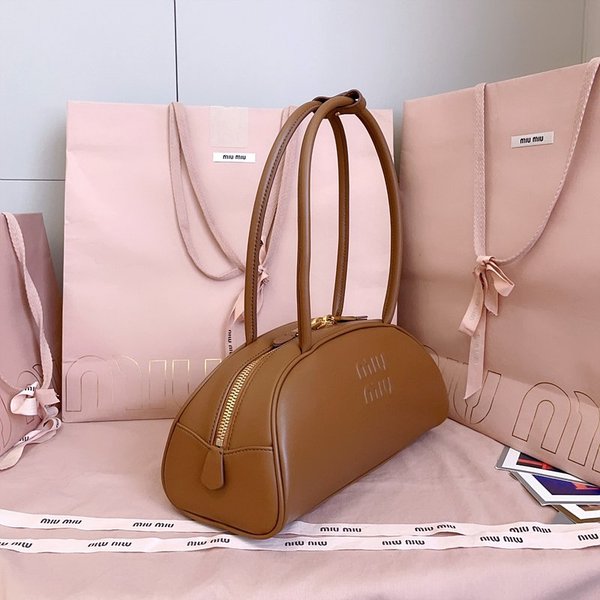 미우미우 가죽 보 미디엄백 [매장가 445만원대]